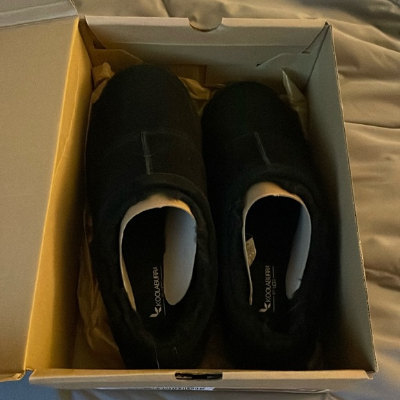NEW UGG SLIPPERS - Picture 1 of 3